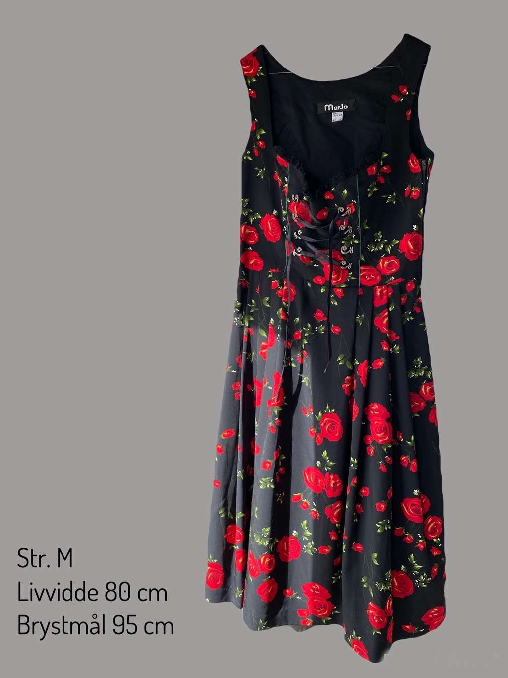 Tyroler Dirndl sort med rød blomster str. M